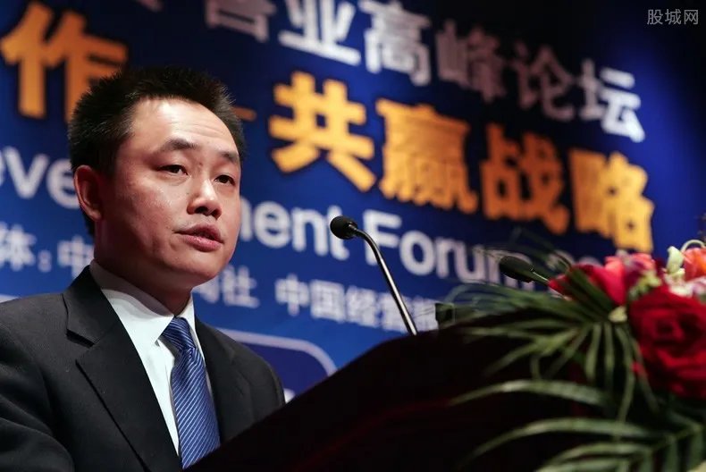 黄光裕当年惹到谁才被弄进去 其实是因犯这些罪被判刑