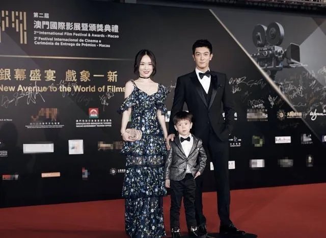 如何看待嗯哼签名抢镜,还上热搜这件事?