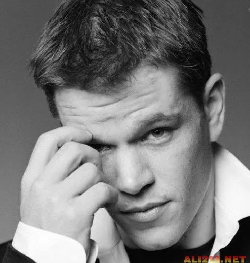 张亮热吻娇妻女网友“心碎了”盘点全球男神