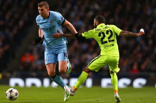 阿尔维斯吃香蕉事件视频回顾 阿尔维斯为什么离开巴萨