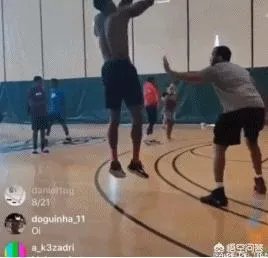 霍华德加盟湖人后,沃神爆出其中一调侃:如越界,将会随时被裁。你怎么看这一条款?