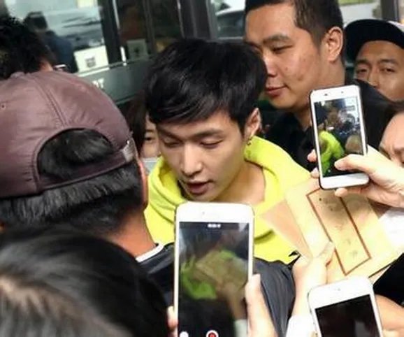 张艺兴被粉丝围堵是怎么回事？