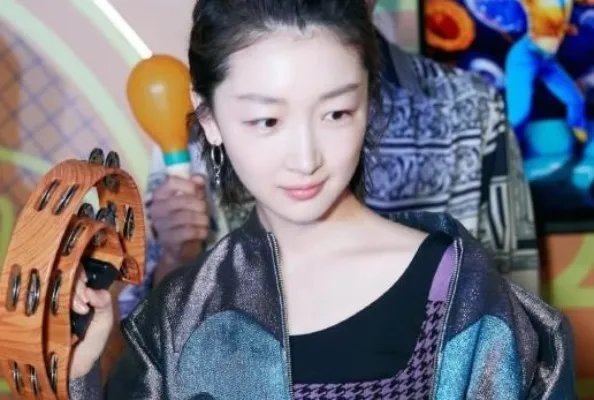 周冬雨烂醉如泥：画面及背后原因这到底怎么回事？