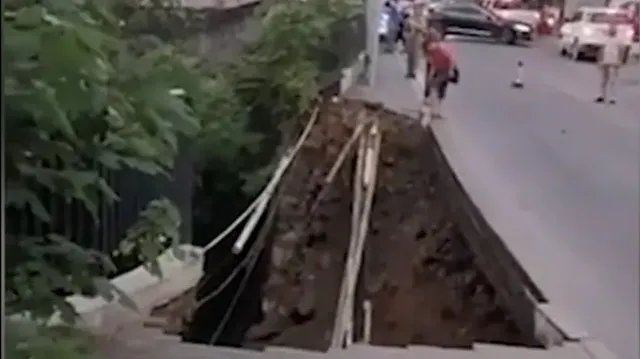 重庆武隆人行道垮塌行人掉入坑中，纵观整个事件责任到底在谁？