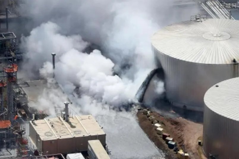 美国炼油厂爆炸 油罐突然发生爆炸致多人受伤原因曝光