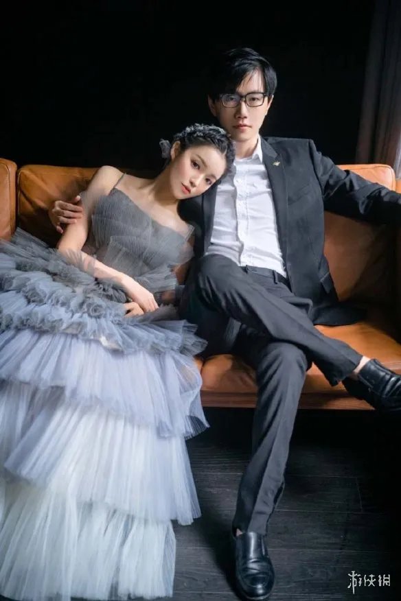 酒神伍声今日大婚校长当伴郎 关车门动作被夸绅士！