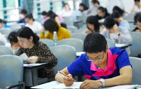 今年国考约61人竞争1个岗位,为何每年参加国考的人都这么多?