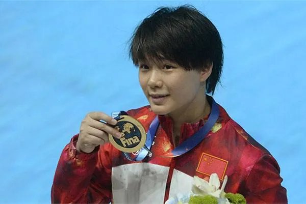 如何看待施廷懋奥运金牌总数追平郭晶晶?