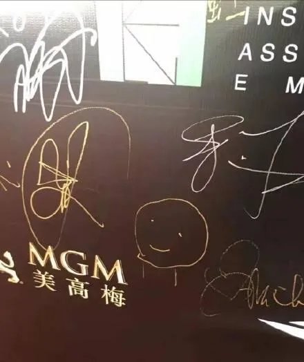 如何看待嗯哼签名抢镜,还上热搜这件事?