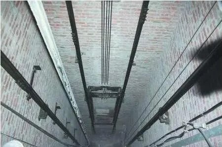 从32层坠下大难不死 双腿骨头震碎