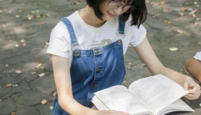 背带裤怎么搭配 怎样搭配背带裤好看