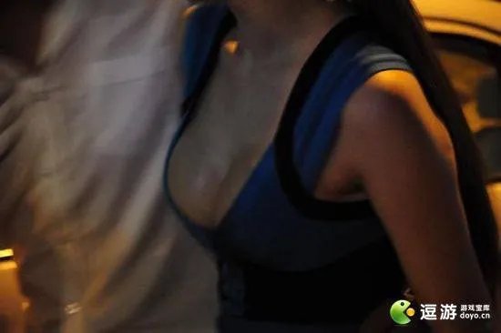 爆乳海归女酒后“调戏”交警 裸露躺车前盖露底