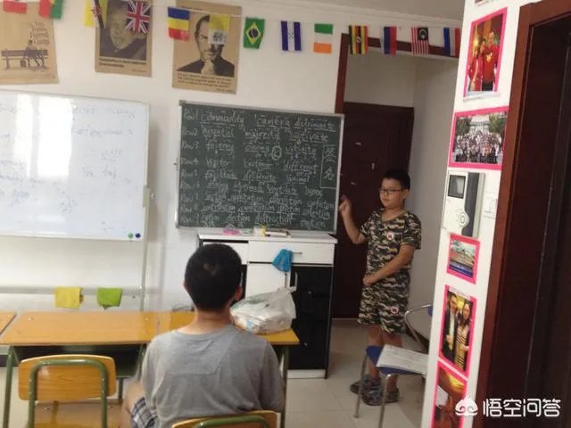 郑州某高校女生宿舍学霸，宿舍门当黑板，给舍友讲课，你怎么看？