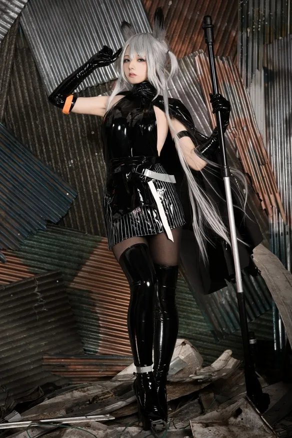 清纯又诱惑的黑丝大白腿 11区Coserてんうみ美图赏