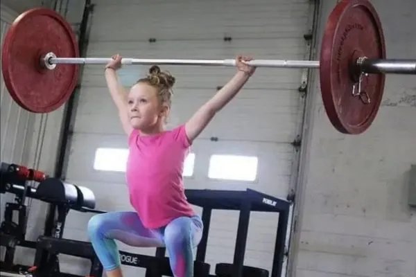 7岁女孩举起80公斤杠铃,这样的练习对身体有什么伤害?