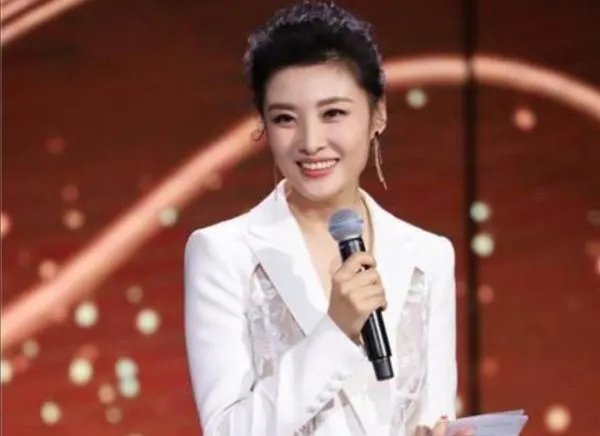 就周涛一秒上班杨澜一秒下班来讲,专业主持人的自我修养有多强?