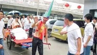 陕西一男子结婚遭好兄弟恶搞,数条横幅上各种“贺电”,若是你会不会生气?