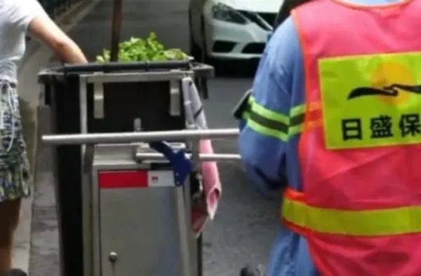 上海的一位女子为Prada包装袋买菜后丢菜,女子的行为可取吗?