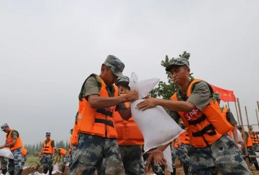 上千名空降兵封堵了哪里的200米河堤决口？