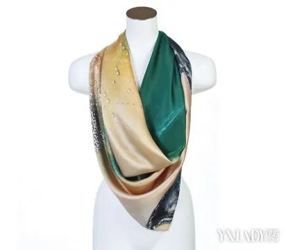 正方形丝巾的打法是怎样的？教你如何使用丝巾！