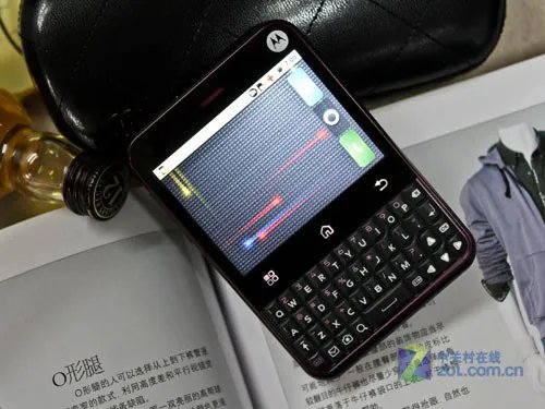 反正都是“摸” 摩托罗拉Charm独家图赏