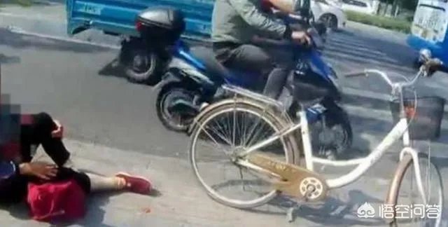 嘉兴快递小哥扶老人反被讹幸得监控还清白，最终，交警对老人进行批评教育结尾，怎么看？