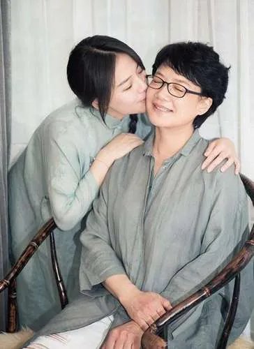 马思纯妈妈曝光 金马影后的妈妈颜值爆表