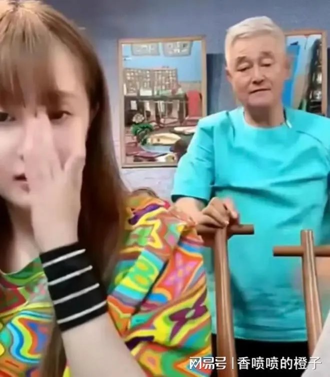 赵本山现身球球直播间，满头白发满脸疲惫，球球心疼落泪