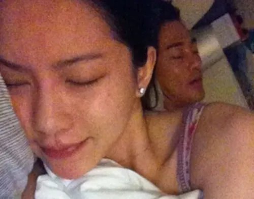 【图】潘霜霜未经处理雅照疯传 挤巨乳床照流出