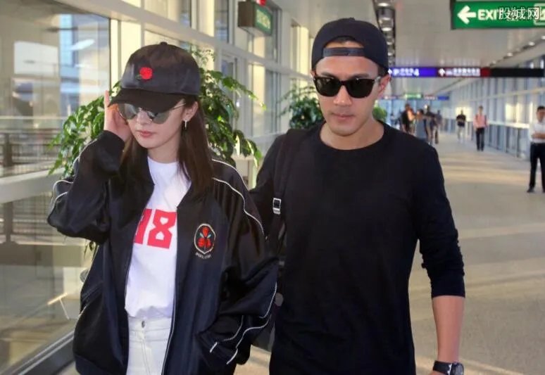 有动图有真相！黄轩拍戏偷摸杨幂大腿？