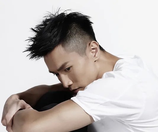 喜爱夜蒲陈柏宇纹身遭网友质疑 自己不认为有损形象