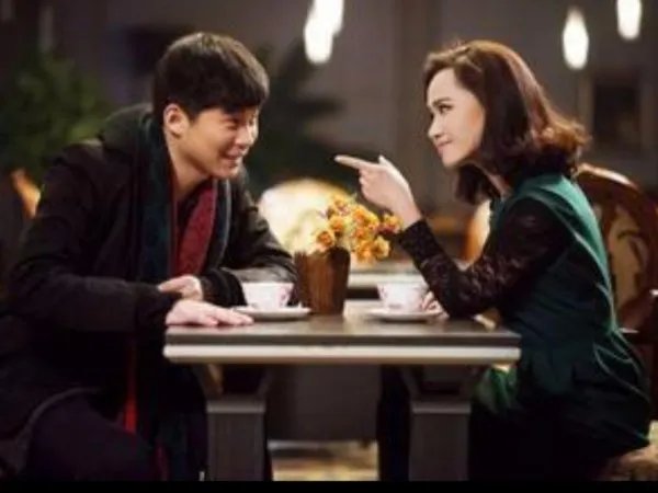 冯绍峰深夜接机赵丽颖，狂撒狗粮，你会大胆秀恩爱吗？