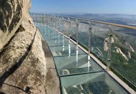 辽宁虎谷峡玻璃栈道发生事故，引发事故的原因是什么？