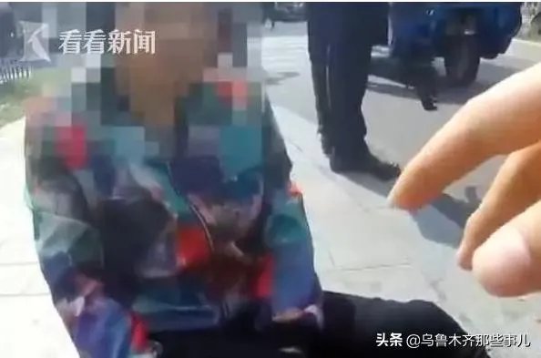 嘉兴快递小哥扶老人反被讹幸得监控还清白，最终，交警对老人进行批评教育结尾，怎么看？