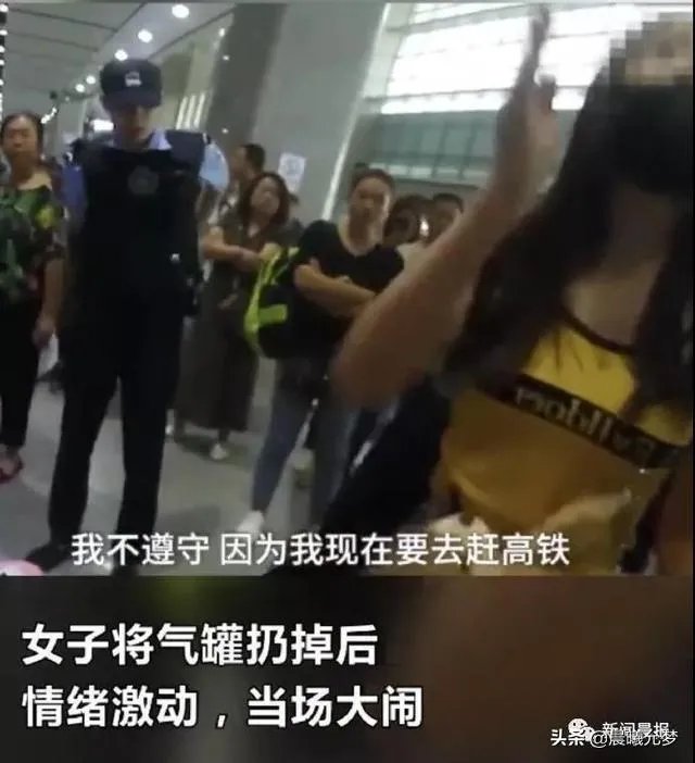 18线女星刘露大闹高铁站，大家怎么看？