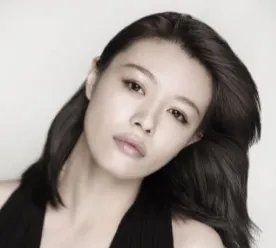 模特葛荟婕开直播惹争议，身旁男子酷似前夫汪峰，是不是她的新男友呢？