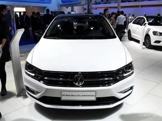 麻烦大家推荐一辆紧凑型轿车？