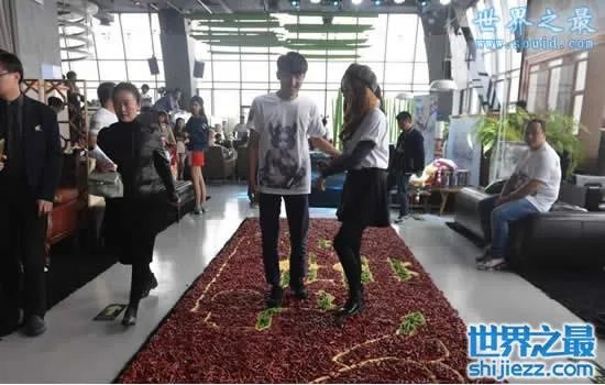最有创意的求婚，99999只红辣椒当地毯 