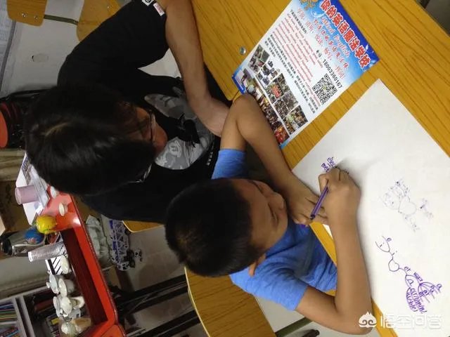 郑州某高校女生宿舍学霸，宿舍门当黑板，给舍友讲课，你怎么看？