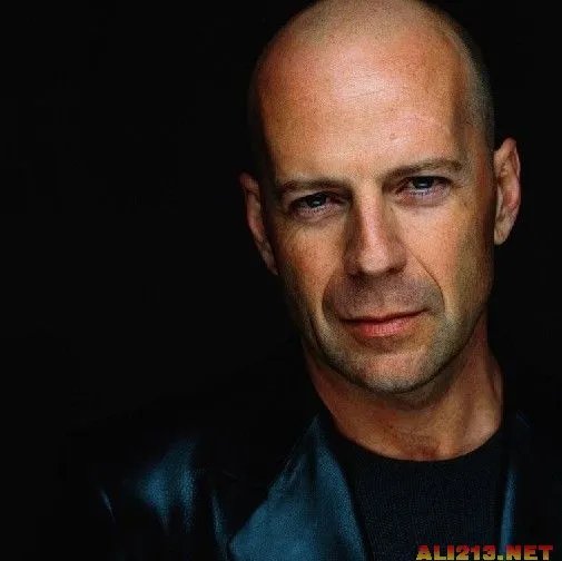 张亮热吻娇妻女网友“心碎了”盘点全球男神