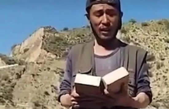 农民工工地播音腔朗诵再别康桥 网友：有梦想谁都了不起