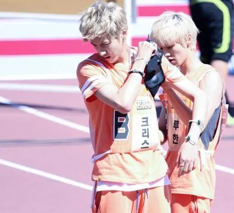 鹿晗偶像运动会足球独进四球获赞 球技了得堪比专业选手