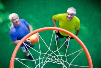 儿子用擀面杖陪八旬母亲打球，如何评价该男子孝心？