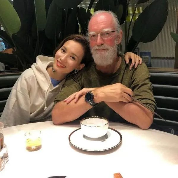 演员卢靖姗父亲去世，去世的原因是什么呢？