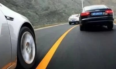 在超车时,应该打什么灯?