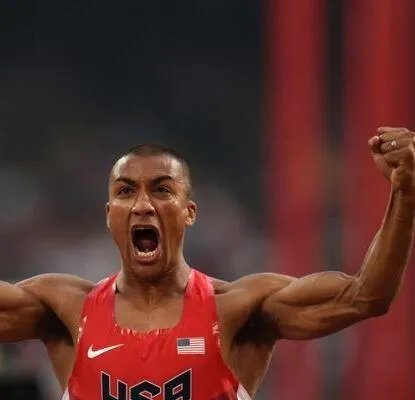 阿什顿伊顿妻子是谁 当着八万人与妻子秀恩爱