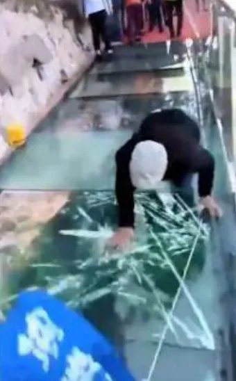 玻璃栈道碎裂特效吓坏游客是什么情况?