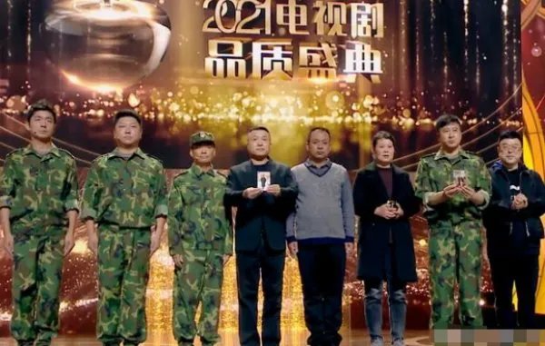 士兵突击剧组时隔多少年重聚致敬戍边烈士？