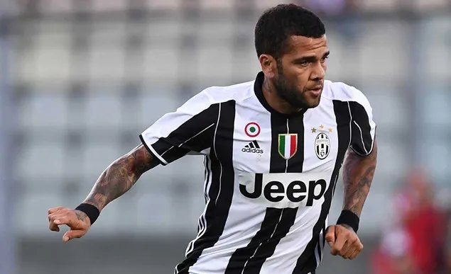 阿尔维斯吃香蕉事件视频回顾 阿尔维斯为什么离开巴萨