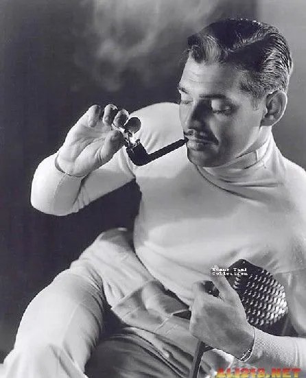 张亮热吻娇妻女网友“心碎了”盘点全球男神